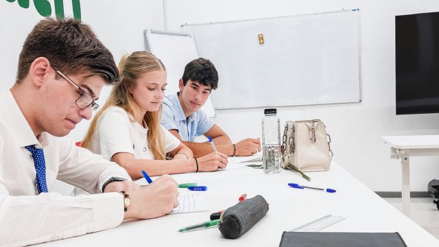 Curriculum avansat în dezbatere academică